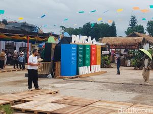 Gerimis Tak Surutkan Antusiasme Pengunjung Nikmati di WJF 2025