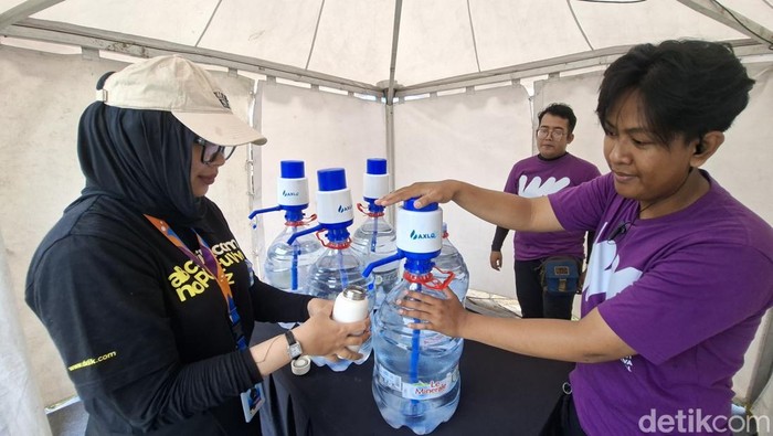 Pengunjung isi air di water station yang disiapkan Le Minerale