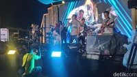 Di tengah gerimis kecil, pengunjung tetap bertahan menikmati lagu-lagu yang dimainkan band yang telah berdiri sejak 2023 ini.