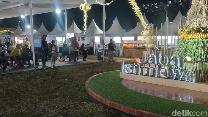 Pengunjung West Java Festival (WJF) 2025 di Kiara Artha Park, Sabtu (8/11/2025) memenuhi mini stage yang menampilkan XO Band.