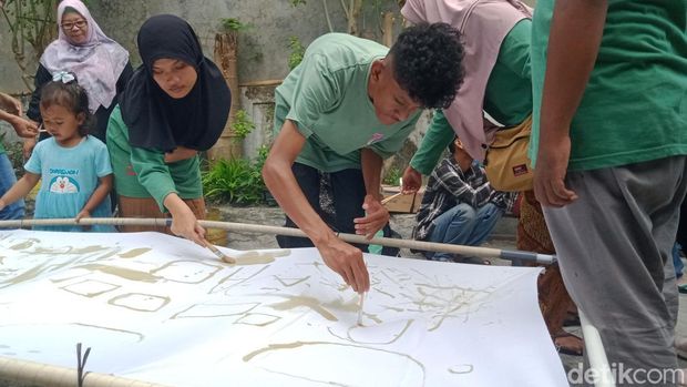 Penyandang Disabilitas Membatik Remaja autis dan tuna rungu membatik ciprat di PPDK Klaten, Sabtu (8/11/2025).