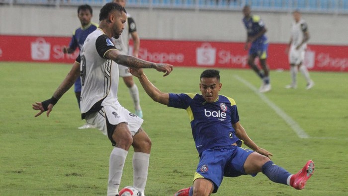 Pesepak bola Arema FC, Luiz Gustavo Tavarez Conde (kanan) menghalau bola dari pesepak bola Persija Jakarta Witan Sulaeman (kiri) dalam pertandingan BRI Super League di Stadion Kanjuruhan, Malang, Jawa Timur, Sabtu (8/11/2025). Persija mengalahkan Arema FC dengan skor 2-1. ANTARA FOTO/Ari Bowo Sucipto/nym.