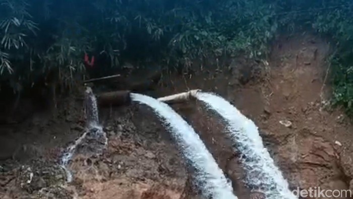 Pipa PDAM Tirta Sukapura Tasikmalaya putus tergerus longsor