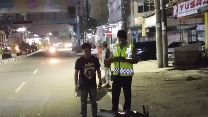 Polisi saat melakukan olah TKP di lokasi kecelakaan.