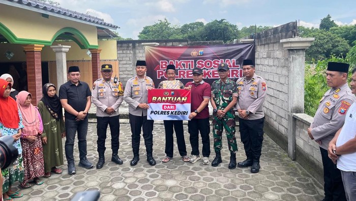 Kapolres AKBP Bramastyo Priaji menyalurkan bantuan sumur bor ke warga Dusun Babatan, Desa Blaru, Kecamatan Badas, Kab Kediri