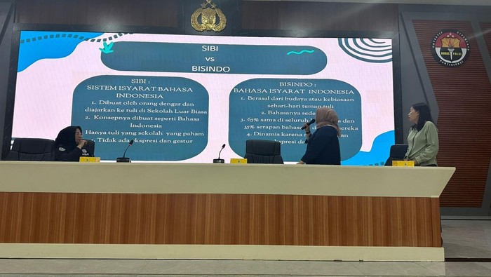 Polwan Polda Riau dilatih berkomunikasi pakai bahasa isyarat untuk meningkatkan pelayanan kepada disabilitas.