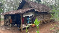 Permukiman ini sekitar 15 menit dari Dusun Jabung, Desa Lebak Jabung apabila ditempuh dengan sepeda motor. Meski lebar, jalannya masih beralaskan bebatuan dan tanah. Foto: Enggran Eko Budiarto/ detikjatim