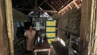 Tampak dalam rumah warga yang tinggal di tengah hutan Foto: Enggran Eko Budiarto/ detikjatim