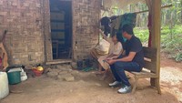 Rumah mereka jauh dari kata layak huni. Sebab masih berlantai tanah, berdinding bambu, serta tanpa plafon. Foto: Enggran Eko Budiarto/ detikjatim