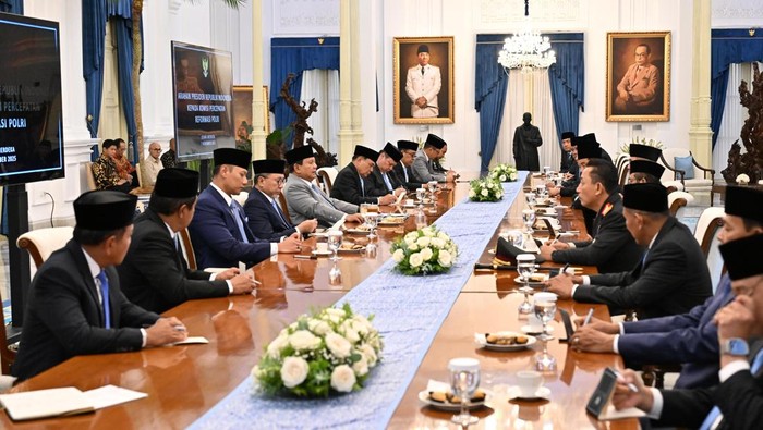 Presiden Prabowo memberikan arahan perdana ke Komisi Percepatan Reformasi Kepolisian, Jumat (7/11).