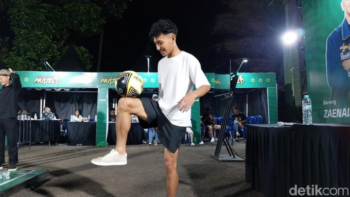 Reza Palevi saat mengolah si kulit bundar