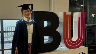 Momen Sarah Menzel, Tunangan Azriel Hermansyah Wisuda di Inggris