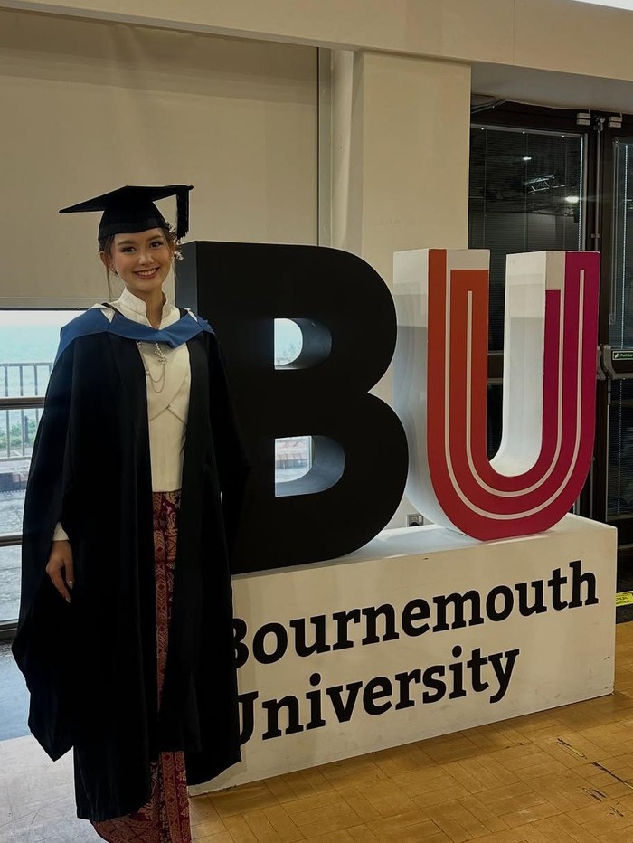 Sarah Menzel wisuda di Bournemouth University, Inggris.