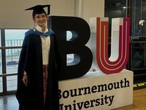 Momen Sarah Menzel, Tunangan Azriel Hermansyah Wisuda di Inggris