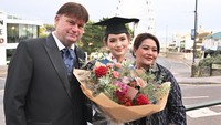 Kedua orang tuanya turut datang merayakan wisuda Sarah Menzel. Foto: Instagram @ssarah_menzel