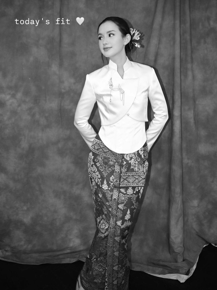 Sarah Menzel wisuda di Bournemouth University, Inggris.