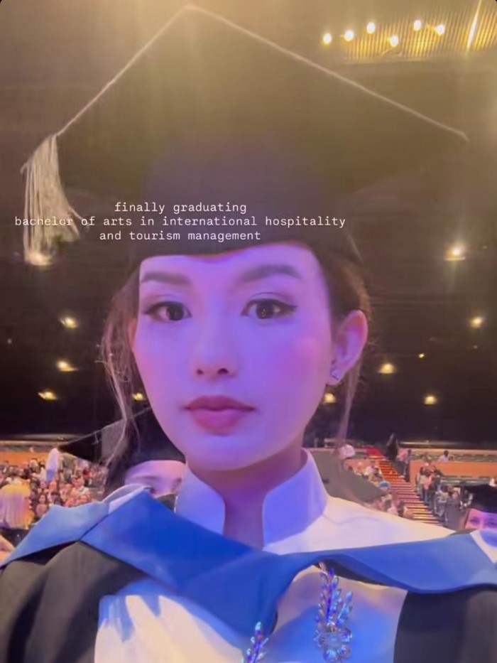 Sarah Menzel wisuda di Bournemouth University, Inggris.