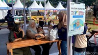 Area Sarapan Moyan ini ada dikawasan mini stage di mana terdapat area makan dan banyak kursi dan meja kayu yang bisa diduduki para pengunjung.