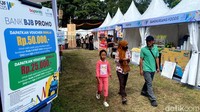 Banyak para pelaku UMKM yang menjajakan produk kulinernya. Stand-stand kuliner ini mengelilingi area makan yang ada di acara ini.