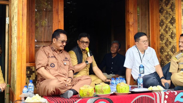 Sendi Apriadi, Kepala Dinas Perkim saat mendampingi Bupati Asep Japar dalam sebuah kegiatan di Kecamatan Nyalindung