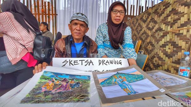 Seniman lokal, Deni Marantika (53) atau lebih dikenal Demar saat memajangkan karyanya dievent West Java Festival (WJF) 2025, Kiara Artha Park, Kota Bandung, Sabtu (8/11/2025).