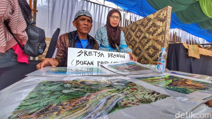 Seniman lokal, Deni Marantika (53) atau lebih dikenal Demar saat memajangkan karyanya dievent West Java Festival (WJF) 2025, Kiara Artha Park, Kota Bandung, Sabtu (8/11/2025).