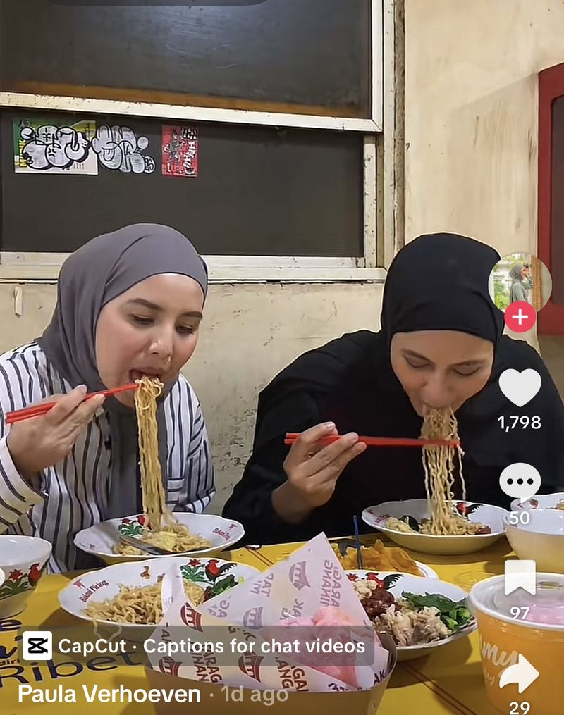 Seru! Paula Verhoeven Cobain Bakmi Piring dan Es Durian di Pujasera Blok M