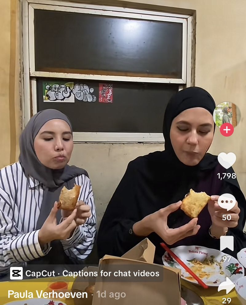 Seru! Paula Verhoeven Cobain Bakmi Piring dan Es Durian di Pujasera Blok M