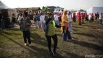 Serunya Ibu-Ibu Berkebaya Senam Pagi di West Java Festival 2025