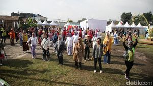 Serunya Ibu-Ibu Berkebaya Senam Pagi di West Java Festival 2025