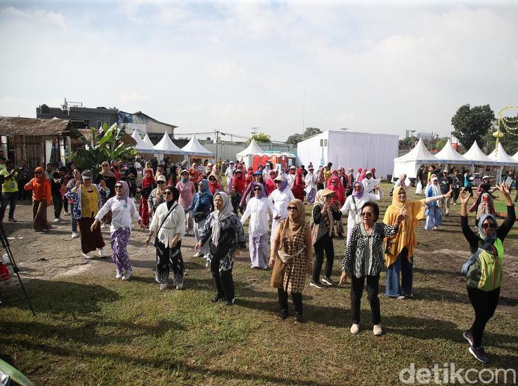 Serunya Ibu-Ibu Berkebaya Senam Pagi di West Java Festival 2025