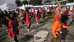 Serunya Ibu-Ibu Berkebaya Senam Pagi di West Java Festival 2025