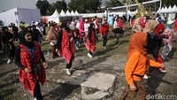 Pakaian tersebut menandakan mereka pengunjung yang sekaligus hendak berkeliling area festival. 