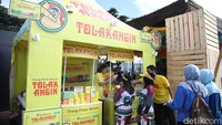 Booth Sidomuncul ramai dikunjungi dan menampilkan produk unggulan seperti Tolak Angin, Kuku Bima Energi, serta suplemen herbal lainnya.