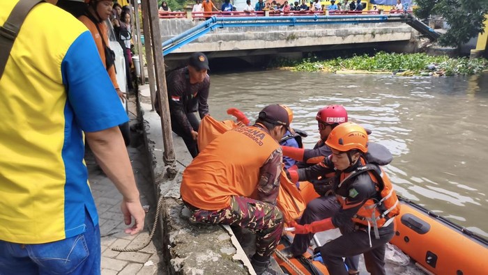 Evakuasi jenazah siswa SMA Nurul Ikhlas Sidoarjo setelah ditemukan di Sungai Kutuk
