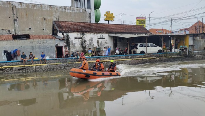 Pencarian siswa SMA Nurul Ikhlas tengelam di Sungai Kutuk Sidoarjo