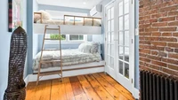 Konon rumah yang dijuluki rumah paling ramping di Boston ini dibangun karena dendam. Pemilik rumah tersebut marah kepada saudaranya yang hanya menyisakan lahan sekitar 3 meter dari pembagian warisan. Sementara saudaranya sudah membangun rumah yang besar. Foto: Properti CL via Business Insider