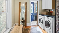 Dinding rumah bagian dalam tidak semuanya ditutup dengan plester dan aci, ada yang dibiarkan seperti batu ekspos. Interiornya pun sudah modern, berbeda dengan interior aslinya. Foto: Properti CL via Business Insider