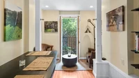 Rumah tersebut memiliki luas 92 meter persegi dengan tampilan yang masih wajar tidak begitu sempit. Di dalam rumah tersebut terdapat 2 kamar tidur, dapur, ruang kerja mini, ruang tamu, kamar mandi, hingga balkon.  Foto: Properti CL via Business Insider