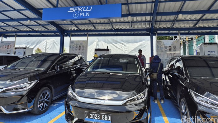 PLN meluncurkan SPKLU Center guna mendukung Ekosistem Kendaraan Listrik di Kota Surabaya