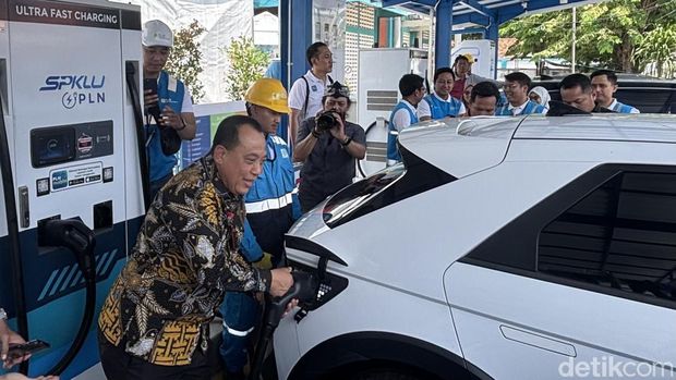 SPKLU Center di Jawa Timur PLN meluncurkan SPKLU Center guna mendukung Ekosistem Kendaraan Listrik di Kota Surabaya