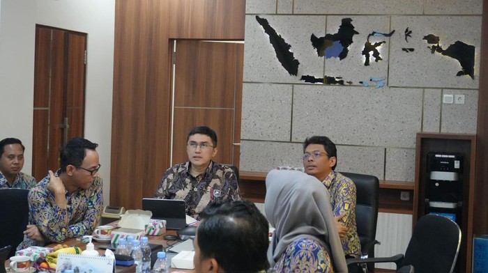 Staf Khusus Menteri Koordinator Bidang Infrastruktur dan Pembangunan Kewilayahan, Herzaky Mahendra Putra, melakukan kunjungan kerja bersama jajaran Kepala Balai dan Satuan Kerja (Satker) di bawah Kementerian PU di Balai Wilayah Sungai (BWS) Kalimantan II Palangka Raya, Kamis (5/11).