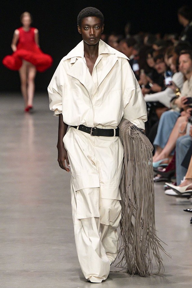 Di peragaan koleksi Stella McCartney Spring-Summer 2026 di Paris Fashion Week baru-baru ini, McCartney menyertakan sebuah surat kabar bernama The Stella Times yang ditempatkan di setiap kursi tamu. Ia menyebut koran itu sebagai “barang koleksi,” berisi pernyataan misinya musim ini bertajuk “Come Together”, terinspirasi dari lagu The Beatles yang menyerukan keharmonisan antara manusia dan alam. (Foto: Victor VIRGILE/Gamma-Rapho via Getty Images)