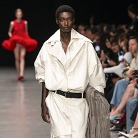 Di peragaan koleksi Stella McCartney Spring-Summer 2026 di Paris Fashion Week baru-baru ini, McCartney menyertakan sebuah surat kabar bernama The Stella Times yang ditempatkan di setiap kursi tamu. Ia menyebut koran itu sebagai “barang koleksi,” berisi pernyataan misinya musim ini bertajuk “Come Together”, terinspirasi dari lagu The Beatles yang menyerukan keharmonisan antara manusia dan alam. (Foto: Victor VIRGILE/Gamma-Rapho via Getty Images)