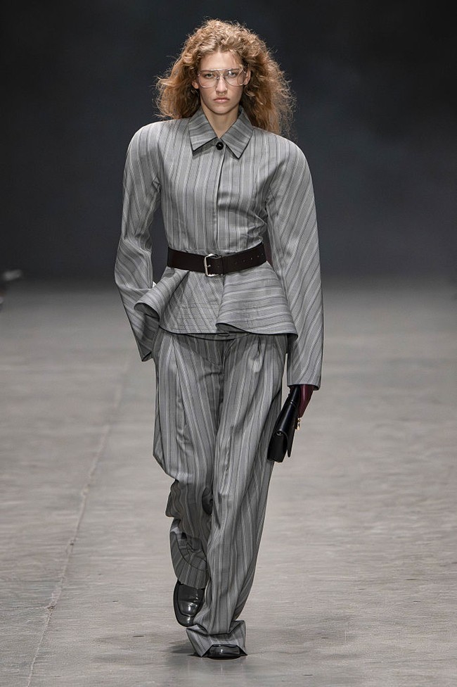 “Saya lebih suka memetik hijauan dari tanah daripada bulu dari burung,” katanya, menegaskan komitmennya pada mode etis. Beberapa busana malam menonjolkan kilau dari manik-manik ungu yang dibuat dari plastik daur ulang dan bioplastik berbasis rumput laut hasil laboratorium. (Foto: Victor VIRGILE/Gamma-Rapho via Getty Images)