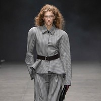 “Saya lebih suka memetik hijauan dari tanah daripada bulu dari burung,” katanya, menegaskan komitmennya pada mode etis. Beberapa busana malam menonjolkan kilau dari manik-manik ungu yang dibuat dari plastik daur ulang dan bioplastik berbasis rumput laut hasil laboratorium. (Foto: Victor VIRGILE/Gamma-Rapho via Getty Images)