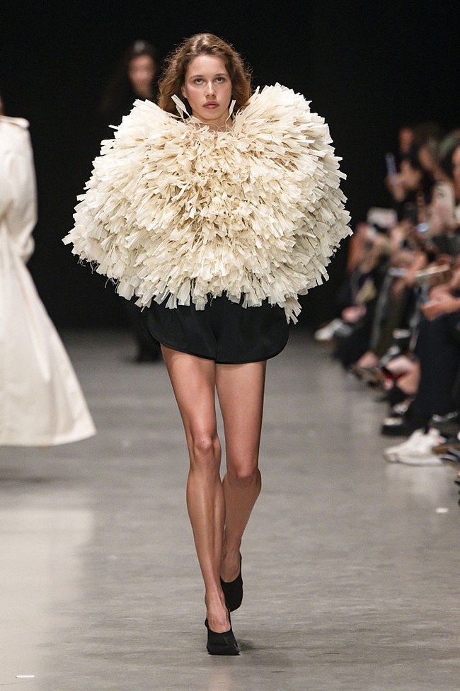 Dengan pendekatan teatrikal dan inovasi material berkelanjutan, Stella McCartney sekali lagi membuktikan bahwa mode bisa menjadi media yang kuat untuk menyatukan pesan, gaya, dan kesadaran lingkungan. (Foto: Victor VIRGILE/Gamma-Rapho via Getty Images)