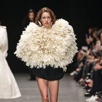 Dengan pendekatan teatrikal dan inovasi material berkelanjutan, Stella McCartney sekali lagi membuktikan bahwa mode bisa menjadi media yang kuat untuk menyatukan pesan, gaya, dan kesadaran lingkungan. (Foto: Victor VIRGILE/Gamma-Rapho via Getty Images)