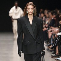 Meski beberapa gaun tampil kaku, desain sequin strapless dengan potongan skulptural menjadi sorotan berkat kesempurnaan bentuk dan kilau futuristiknya. Meski koleksi ini terasa padat dan bisa mendapat sedikit penyuntingan, tak dapat disangkal bahwa McCartney kembali sukses menguasai panggung. Ia tidak hanya mempersembahkan busana, tetapi juga menyuarakan pesan keberlanjutan, kreativitas, dan solidaritas manusia dengan alam. (Foto: Victor VIRGILE/Gamma-Rapho via Getty Images)