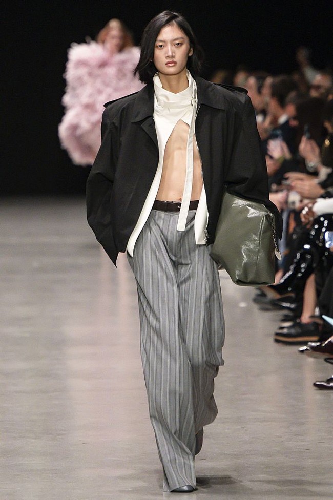 Konsistensi McCartney terhadap keberlanjutan juga tampak jelas. Detail berbulu pada gaun lavender dan bodysuit merah muda, misalnya, ternyata bukan bulu asli melainkan potongan dedaunan yang dilukis dan menutupi tubuh model seperti awan. (Foto: Victor VIRGILE/Gamma-Rapho via Getty Images)